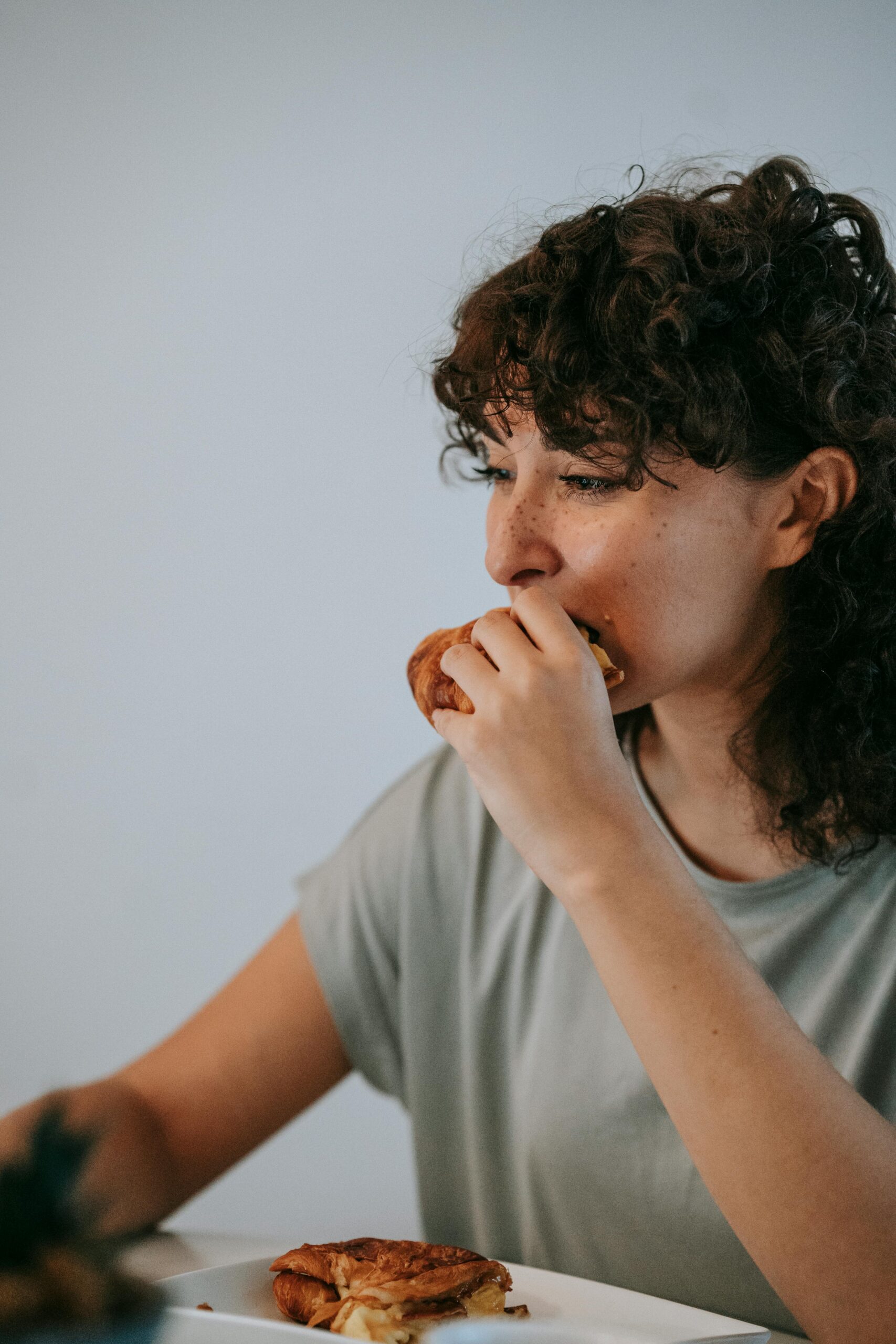 Registered dietitian providing nutrition support for mental health